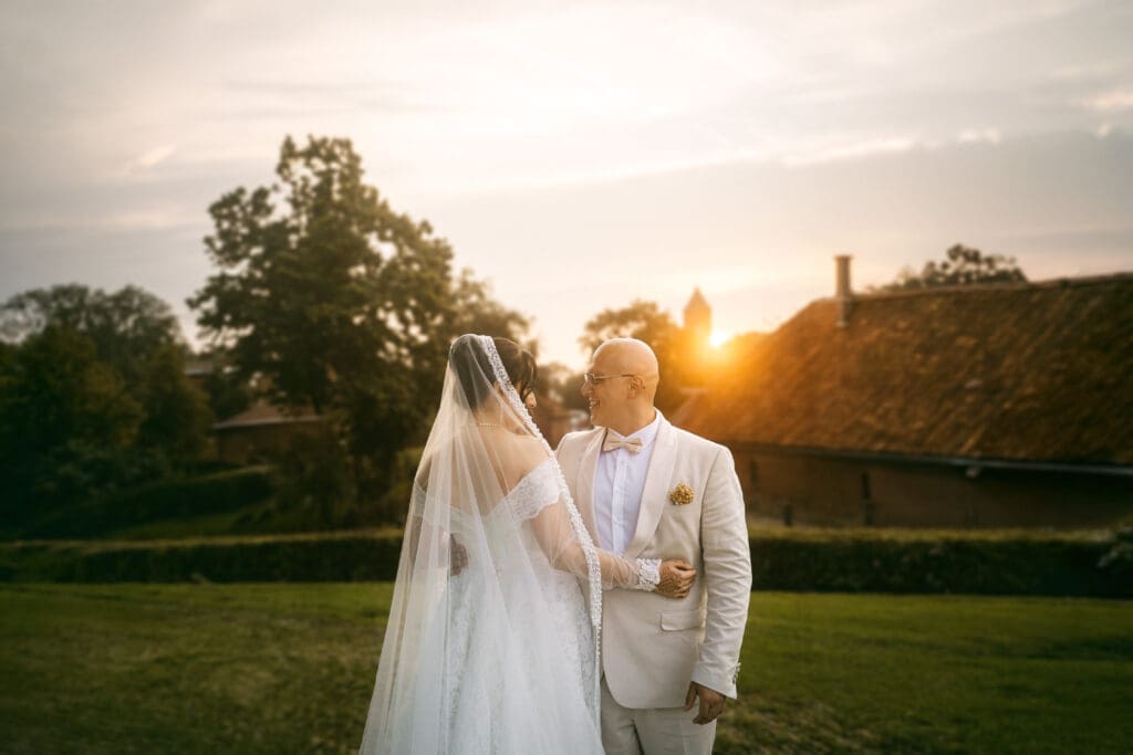 bruidspaar zonsondergang garnwerd aan zee trouwfotograaf groningen kirsten louwes