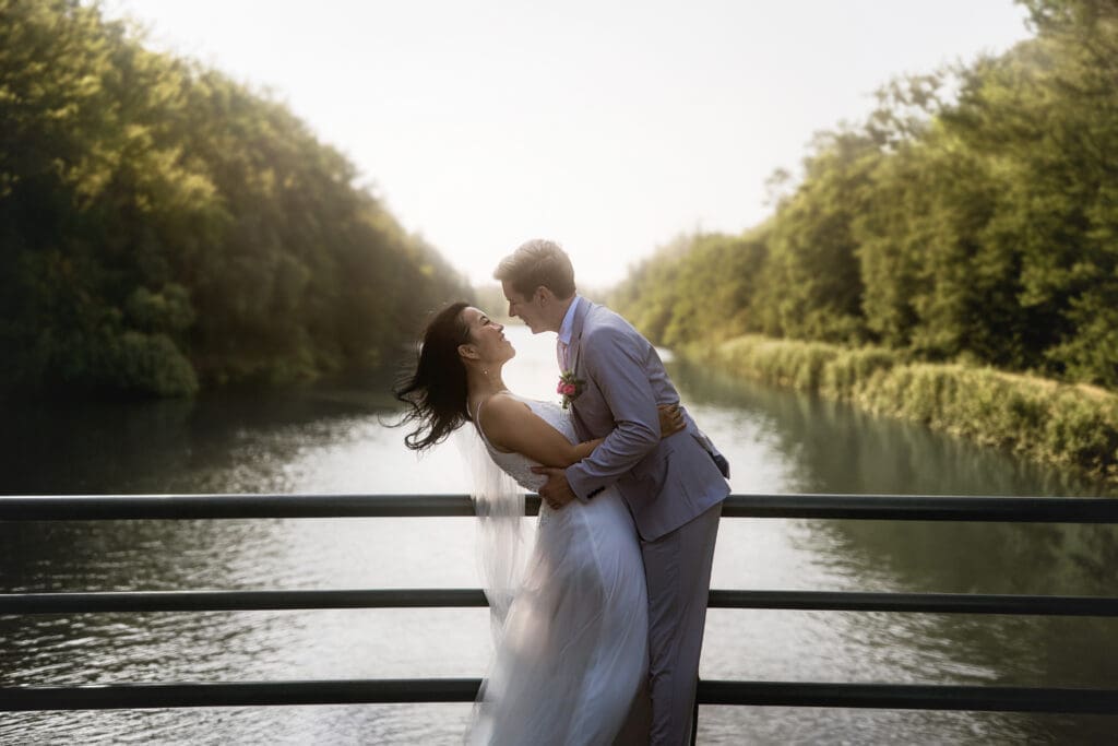romantische bruiloft foto brug water bruidspaar trouwfotograaf groningen kirsten louwes