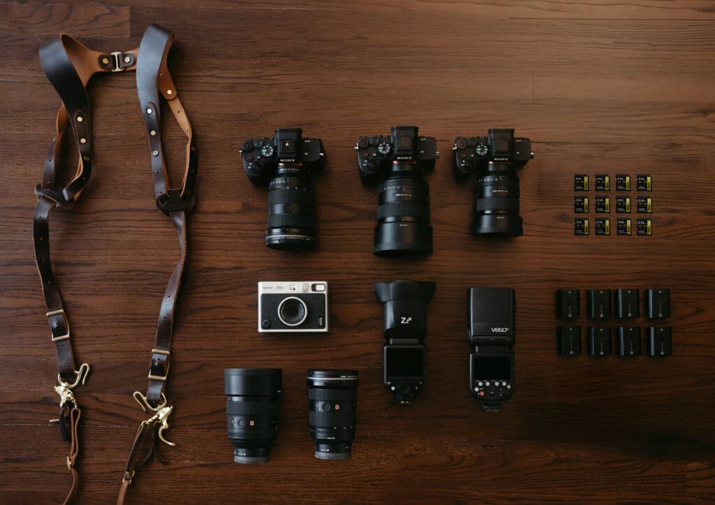 trouwfotograaf apparatuur flatlay camera’s lenzen sd kaarten back-up systeem groningen